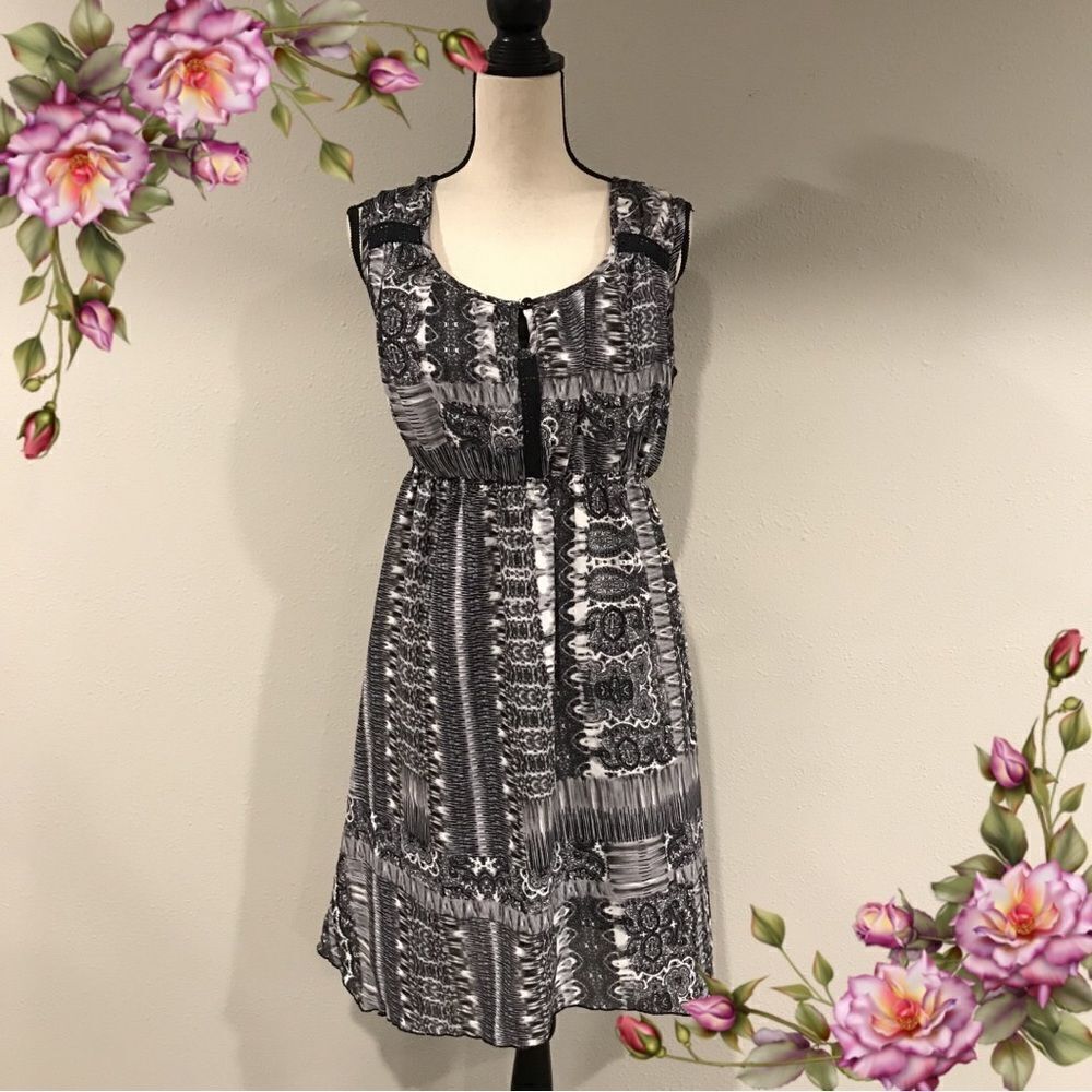 Sleeveless midi dress with lace details